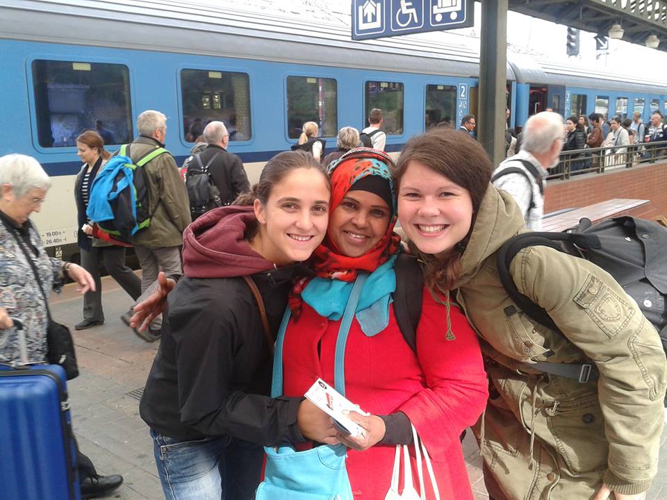 Blízká setkání s vlastním druhem – záznam jedné pracovní směny pomoci uprchlíkům na Hlavním nádraží v Praze
