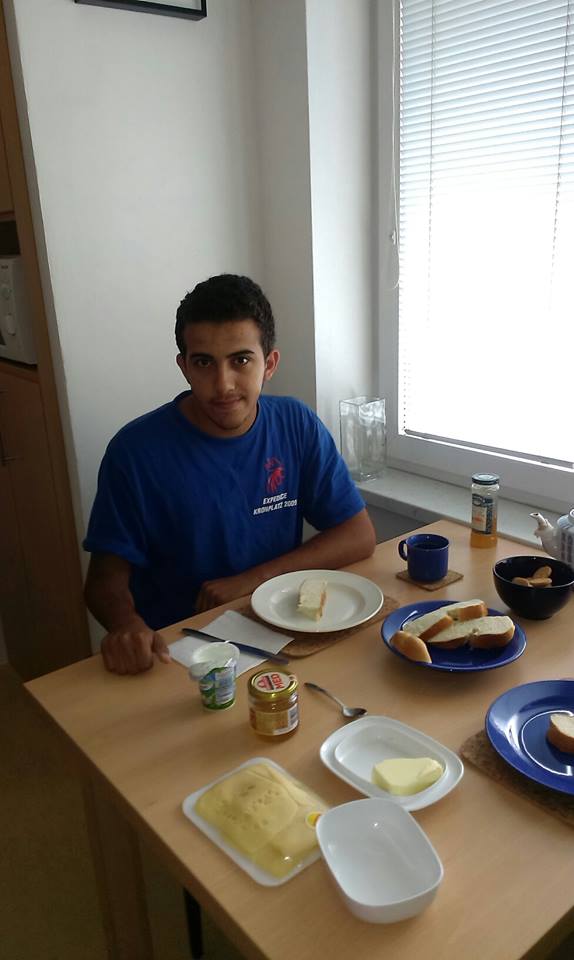 3_Ali u jedné z dobrovolnic doma. Je mu 18 a nedávno jsme ho navštívili v uprchlickém táboře v Lipsku, kde je se svým bratrem.