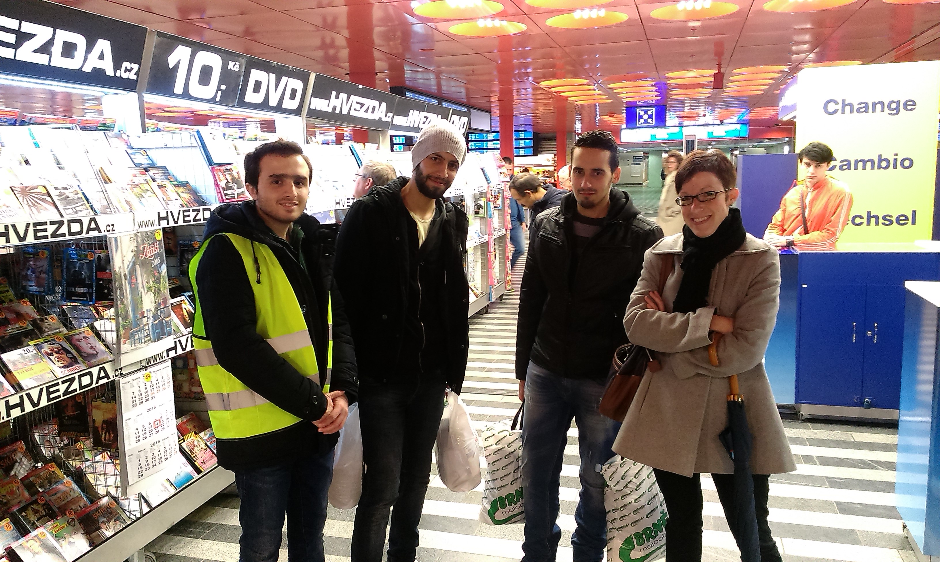 4_Hossam a Abdulhadi (oba uprostřed). Hossam už je díky pomoci aktivistů v Drážďanech se svojí rodinou ve Švédsku. Abdulhadi žádá v Německu o azyl
