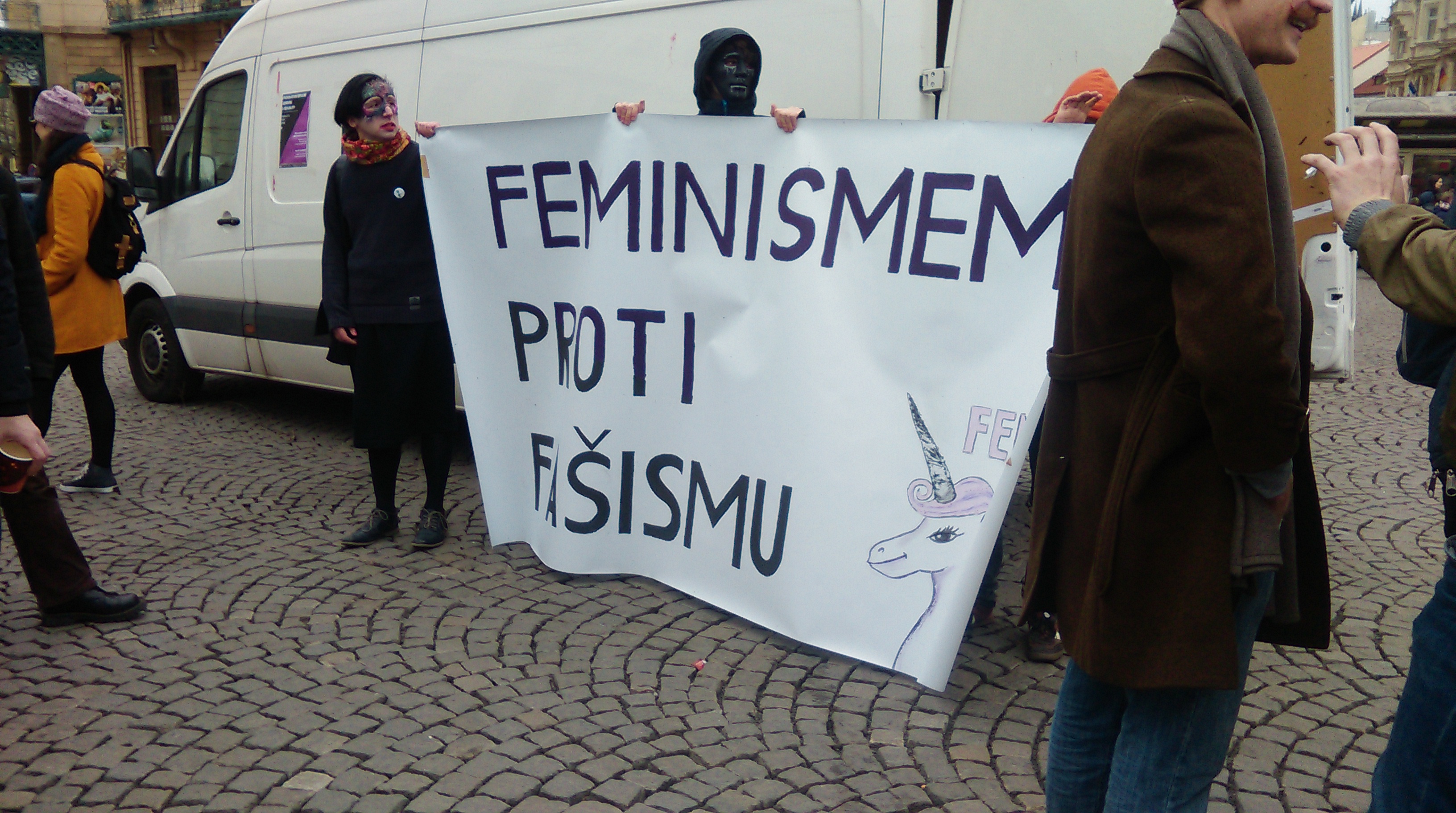 Feminismus žije! Prahou prošel karneval proti fašismu