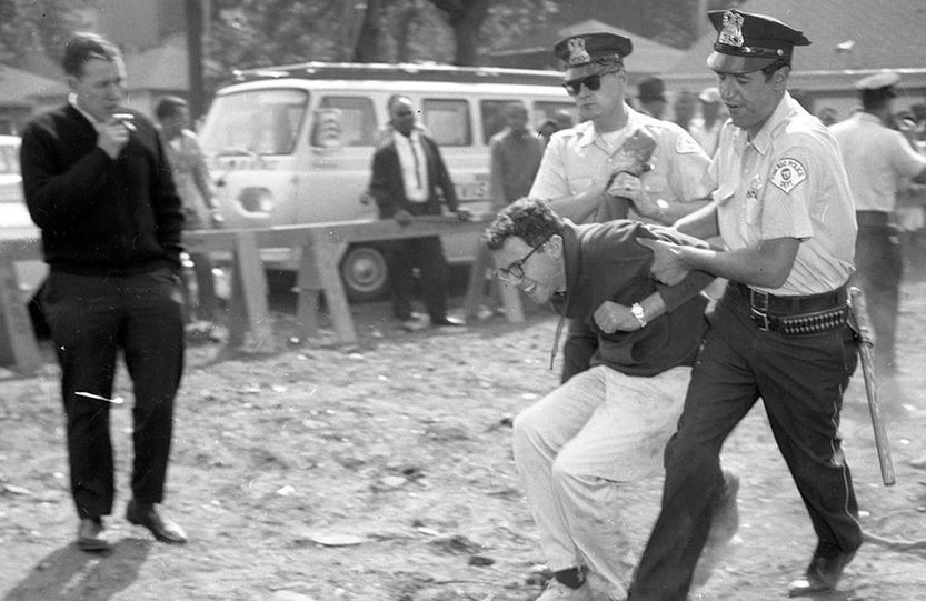 mladý Bernie Sanders zatčen v Chicagu v r. 1963 na protisegregační demonstraci