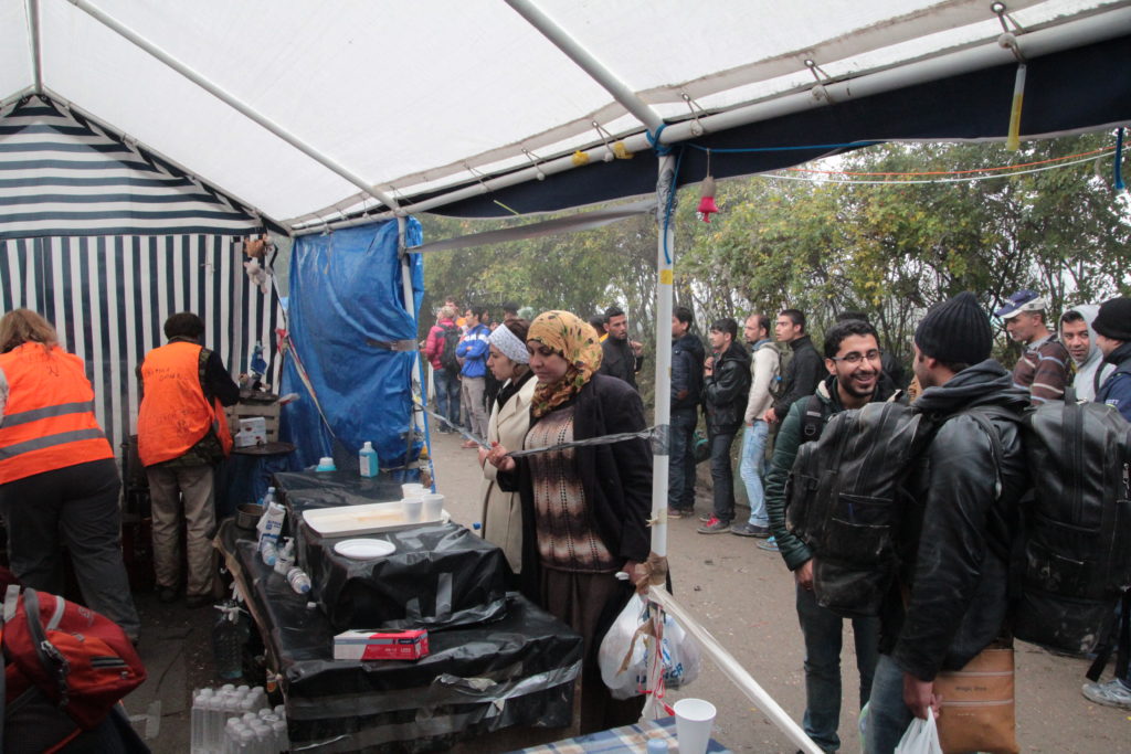 říjen 2015, bývalý hraniční přechod Berkasovo-Bapska (Srsko-Chorvatsko), kudy směřoval proud uprchlíků poté, co Maďarsko uzavřelo svoje hranice. Zde stánek českých dobrovolníků,         poskytujících čaj a oblečení. Autor fotografií Štěpán Lohr